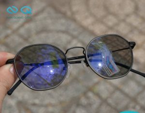 Tròng kính cận đổi màu