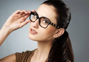 Người đeo kính có thông minh hơn người khác