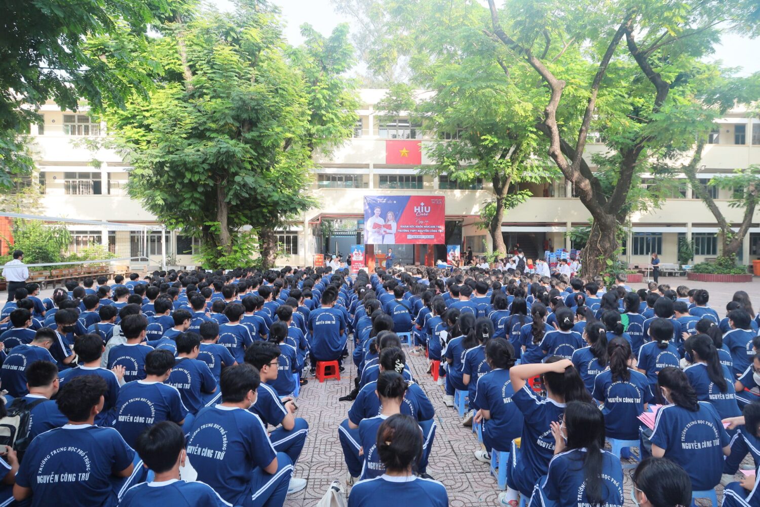 Học sinh các khối của trường tham gia lễ Khai mạc chương trình khám sức khỏe HIU Care Học sinh các khối của trường tham gia lễ Khai mạc chương trình khám sức khỏe HIU Care