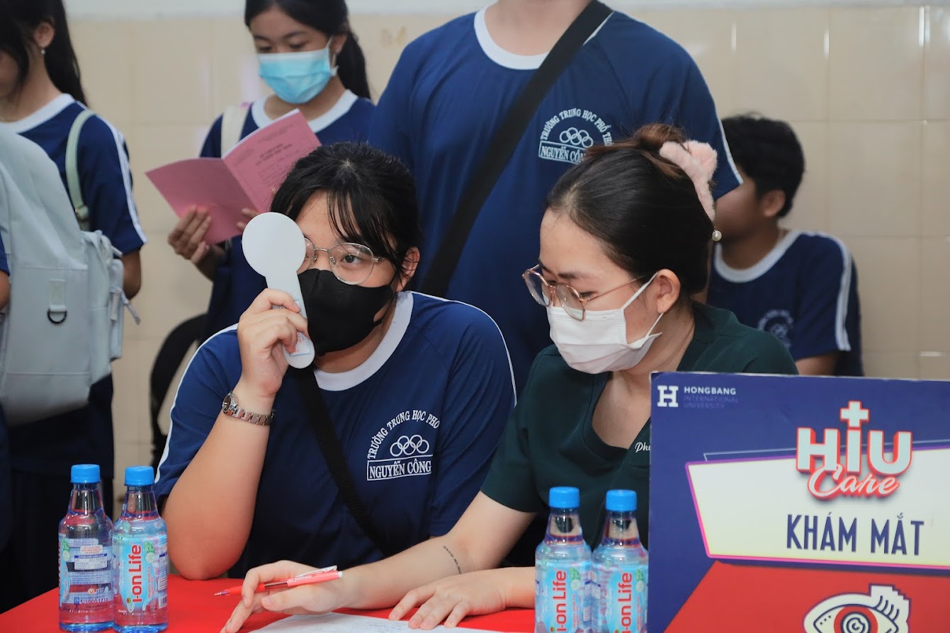 Các Y bác sỹ ĐH QT Hồng Bàng khám mắt sàng lọc cho học sinh Các Y bác sỹ ĐH QT Hồng Bàng khám mắt sàng lọc cho học sinh