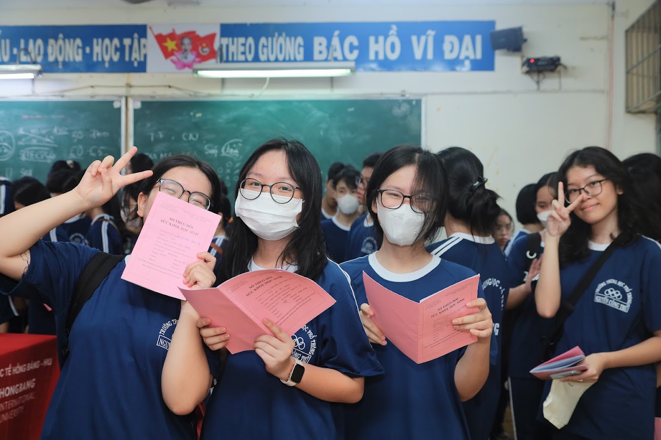 Mặc dù thời tiết khá thất thường nhưng ai nấy đều vui vẻ chờ tới lượt khám Mặc dù thời tiết khá thất thường nhưng ai nấy đều vui vẻ chờ tới lượt khám
