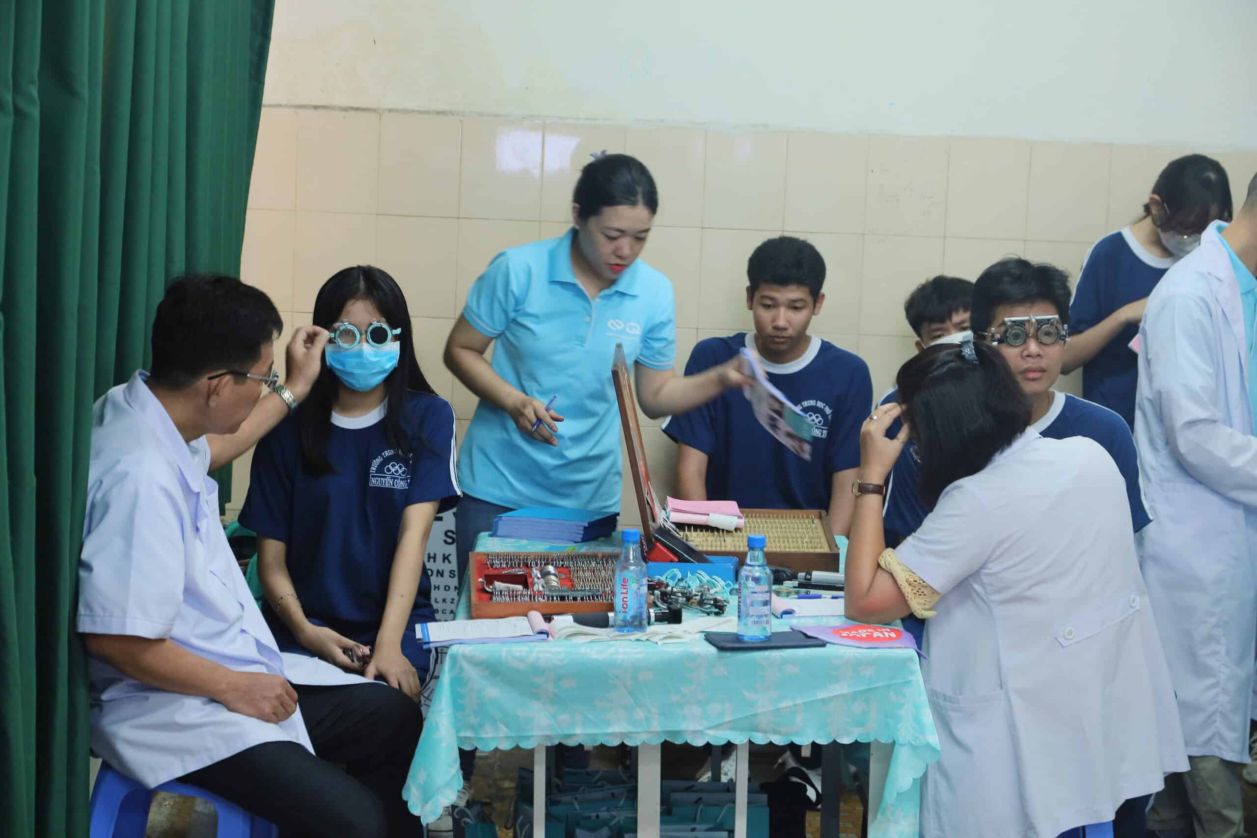 Đo khám mắt của KTV khúc xạ 20 năm kinh nghiệm Mắt Kính Nam Quang