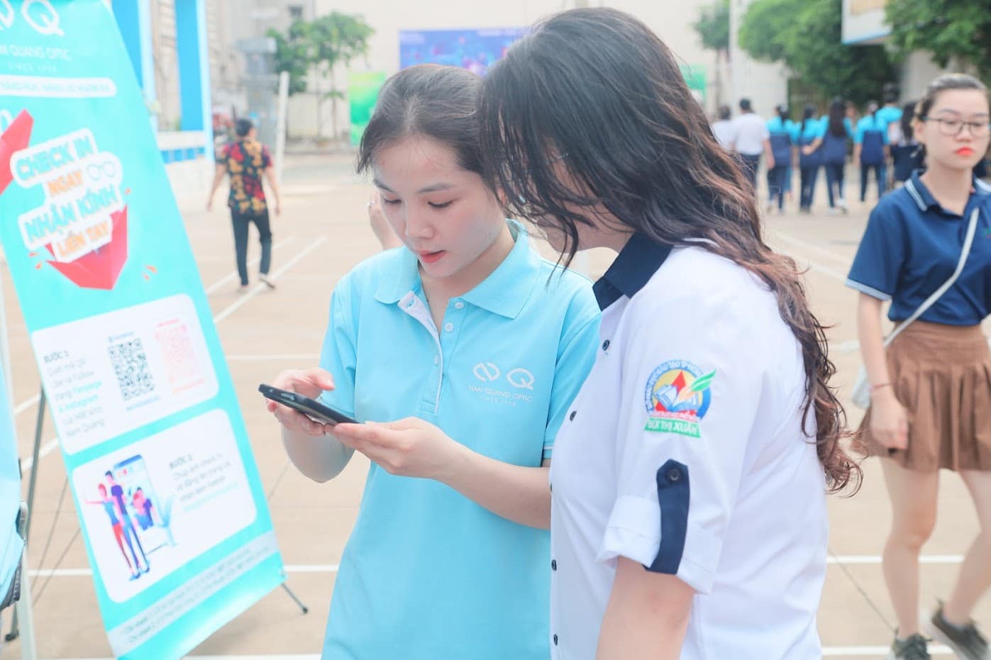 Một nữ sinh lớp 12 tham gia Minigame "Vòng Quay May Mắn" để nhận quà Một nữ sinh lớp 12 tham gia Minigame "Vòng Quay May Mắn" để nhận quà