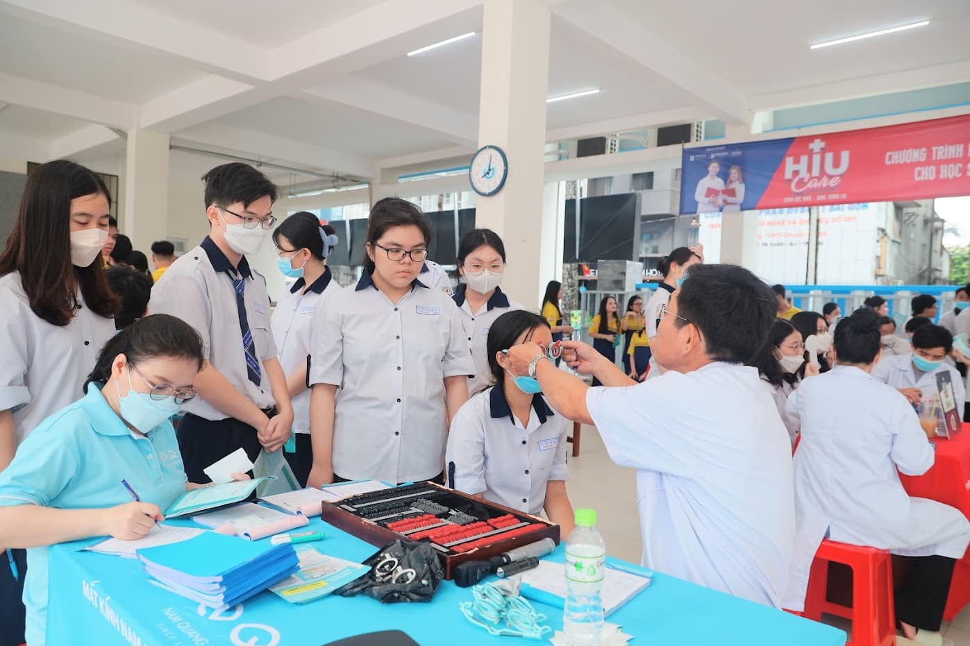 KTV khúc xạ Hứa Hoàng Khải 20 năm kinh nghiệm của Mắt Kính Nam Quang đang cho học sinh đeo kính thử KTV khúc xạ Hứa Hoàng Khải 20 năm kinh nghiệm của Mắt Kính Nam Quang đang cho học sinh đeo kính thử