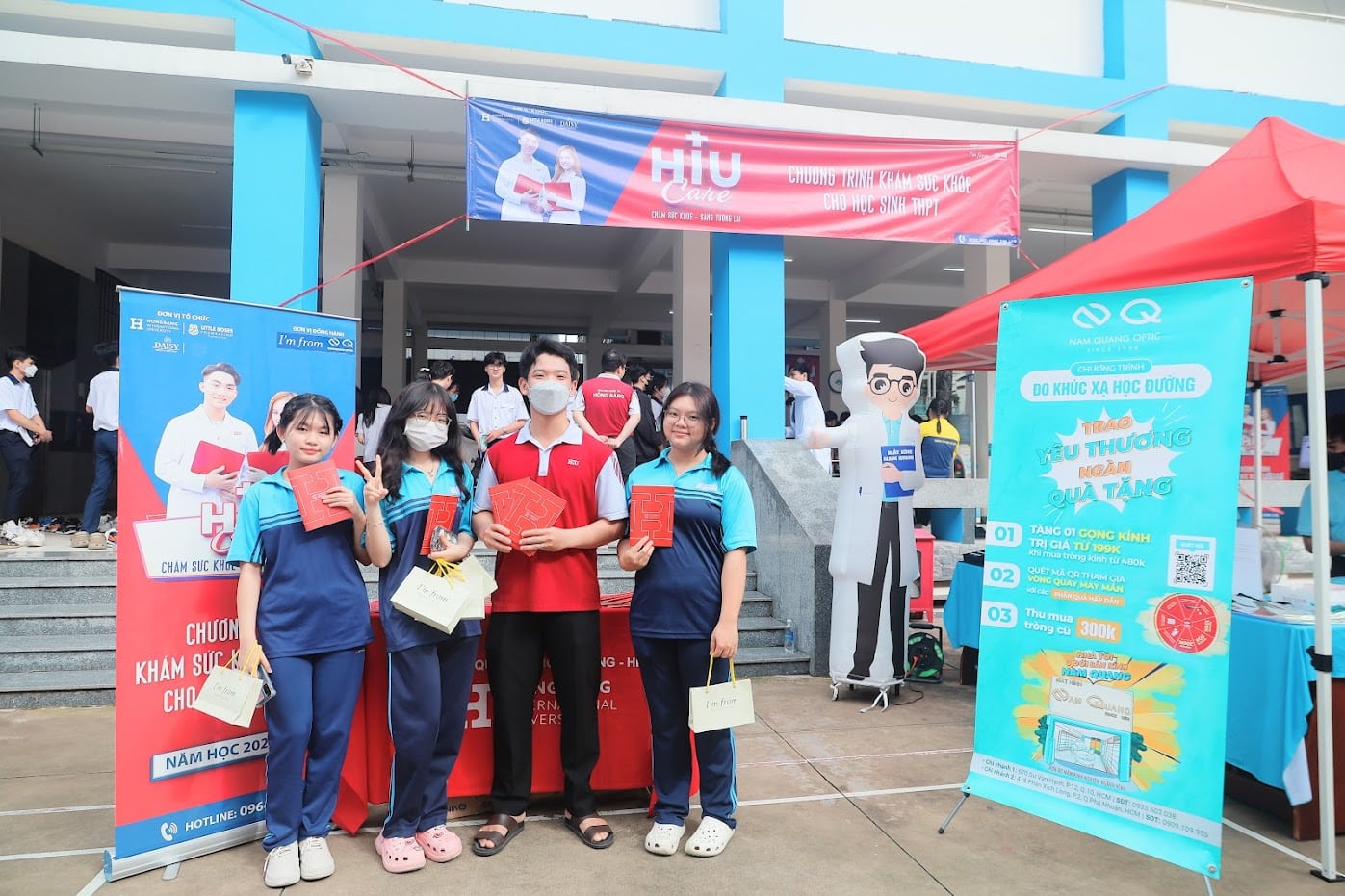 Các học sinh vui vẻ bên quà tặng từ các đối tác của sự kiện Các học sinh vui vẻ bên quà tặng từ các đối tác của sự kiện