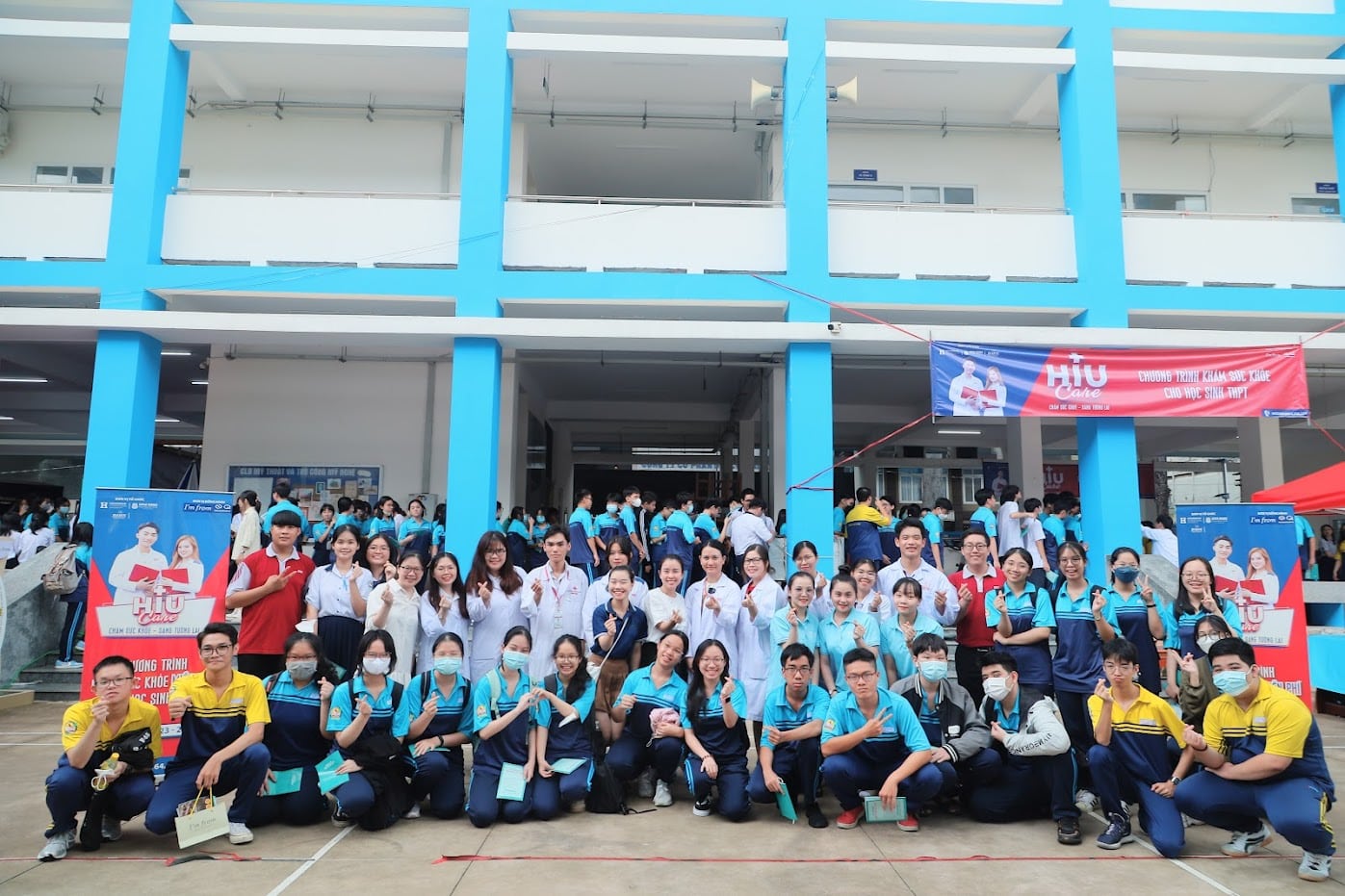 Img_3127 Học sinh THPT Bùi Thị Xuân chụp ảnh cùng các thành viên Mắt Kính Nam Quang tại sự kiện HIU Care