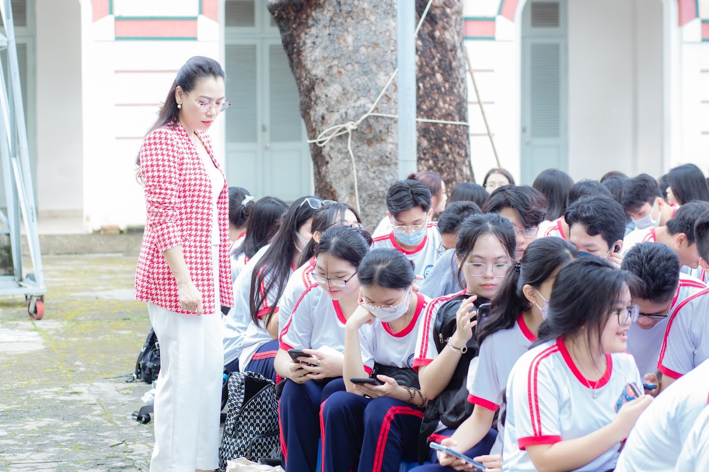 Cô và trò trường THPT trong buổi tập trung
