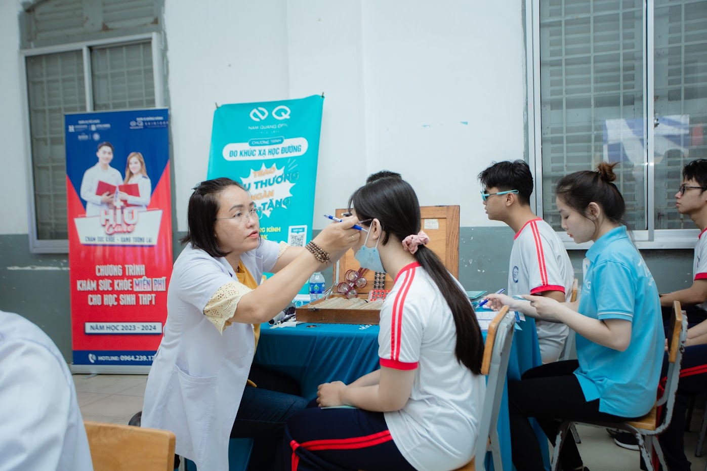 Kỹ thuật viên Khúc xạ của Mắt Kính Nam Quang đang khám tật khúc xạ chuyên sâu