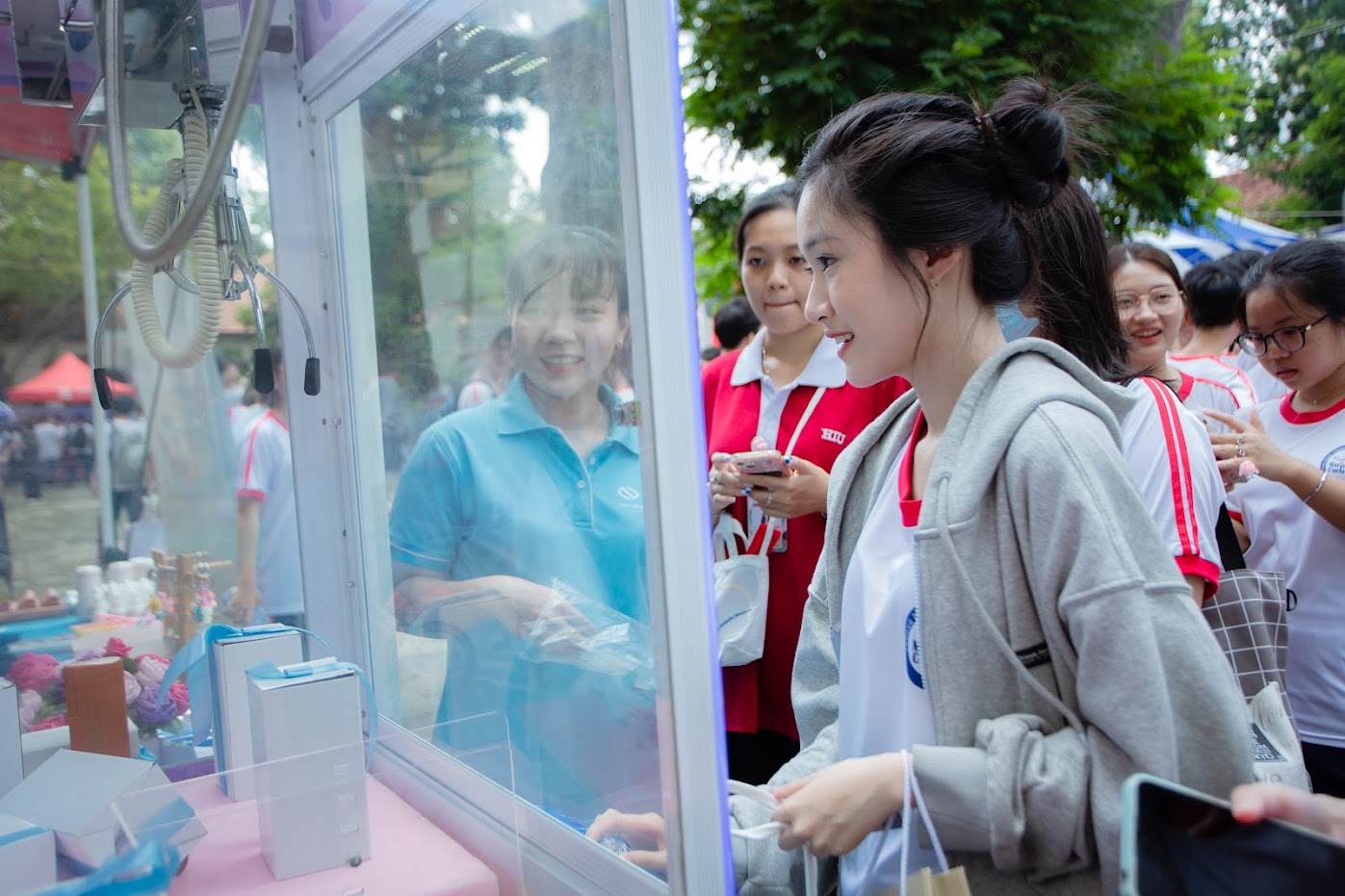 Các em học sinh tham gia trò chơi gắp thú