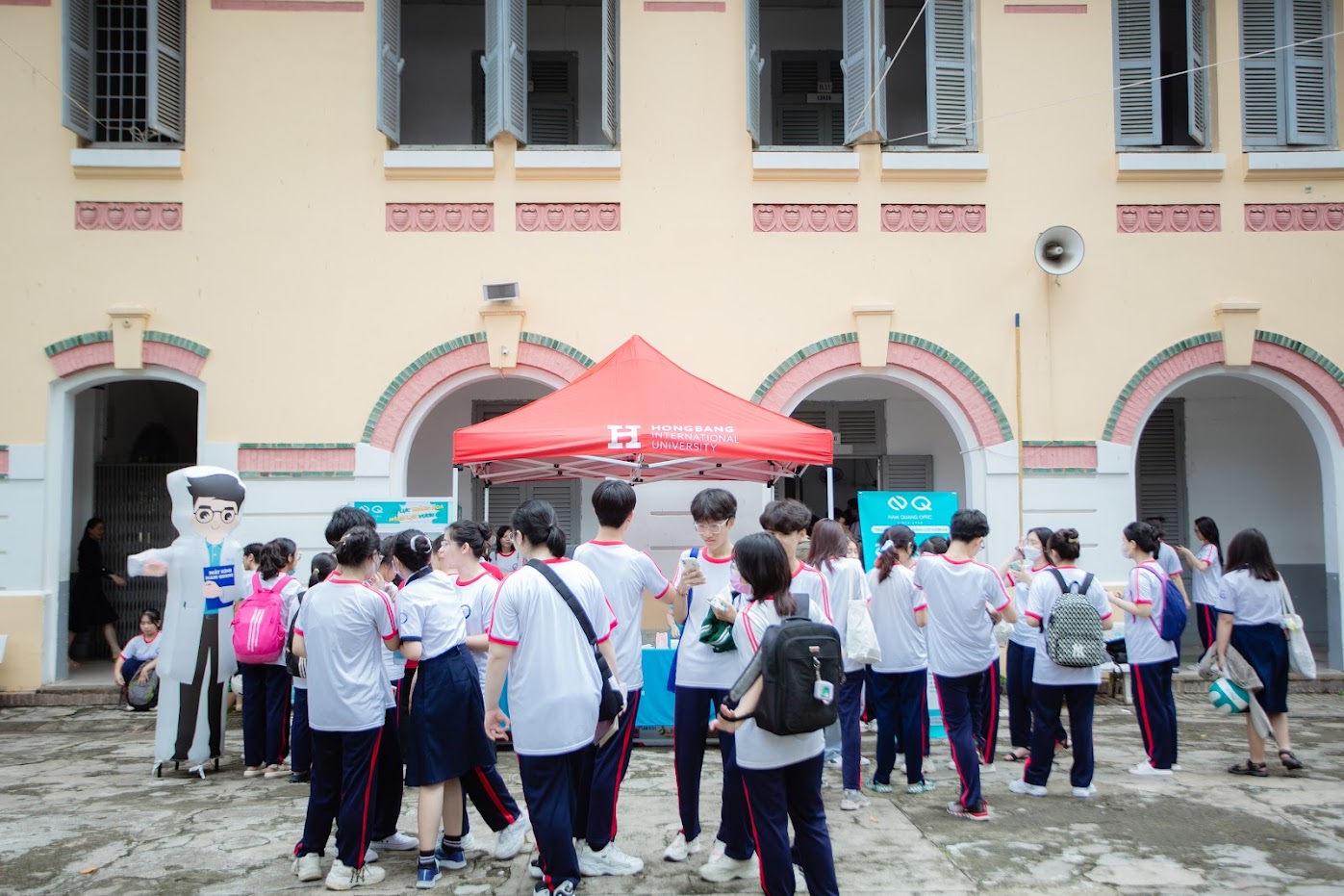 Các học sinh xếp hàng để tham gia trò chơi nhận quà