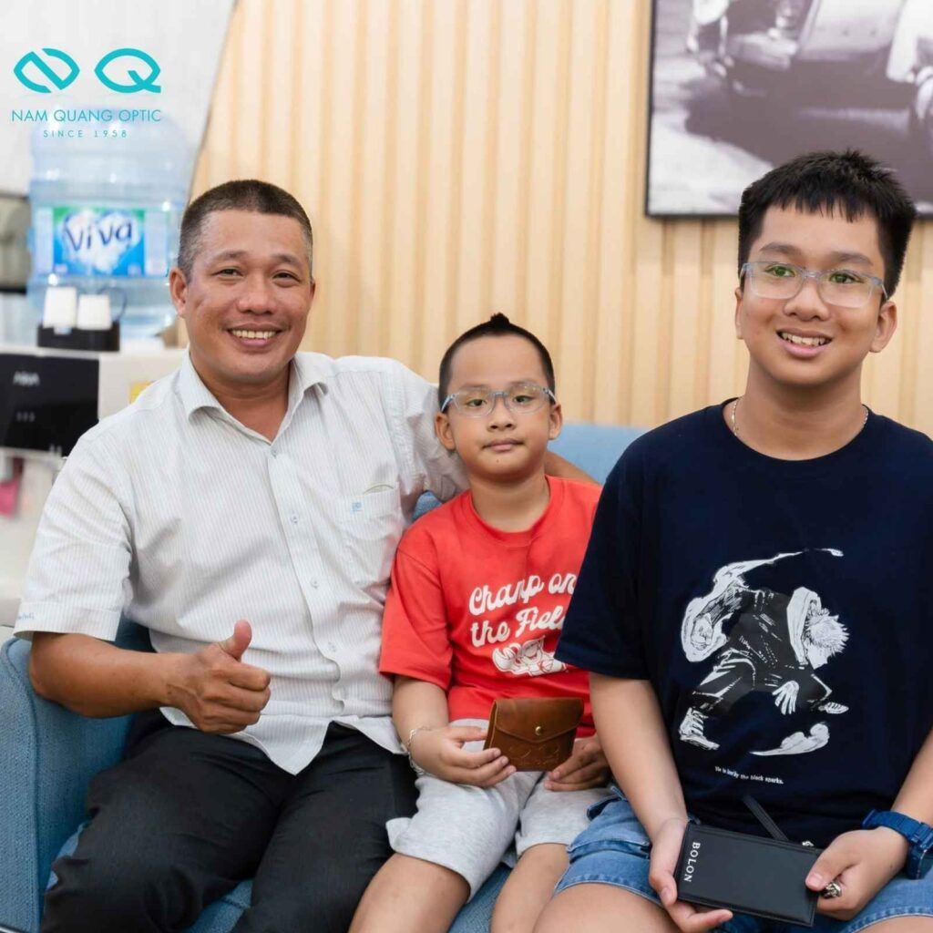 Khách hàng tại Mắt Kính Nam Quang tin dùng Essilor Stellest cho con