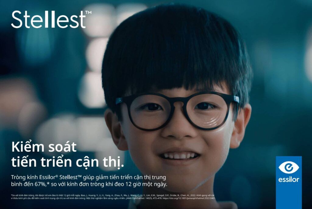 Tròng kính Essilor Stellest kiểm soát tiến triển cận thị