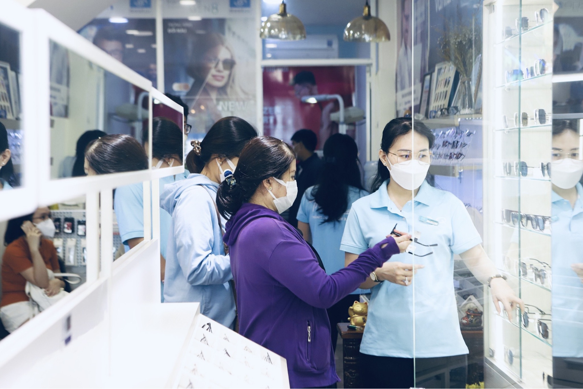 Đến với Mắt Kính Nam Quang khách hàng sẽ được hỗ trợ tư vấn để chọn gọng kính phù hợp