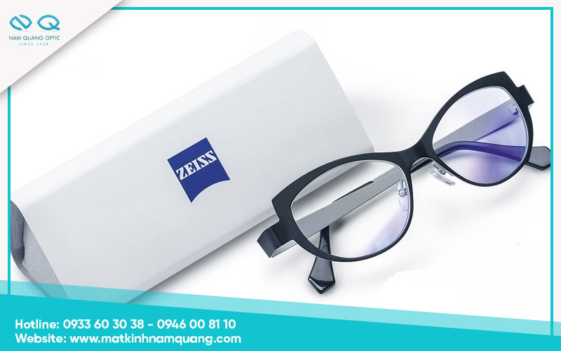 So-sanh-trong-kinh-zeiss-va-essilor-1 Tròng kính Zeiss