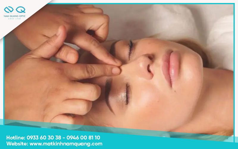Massage thư giãn mắt