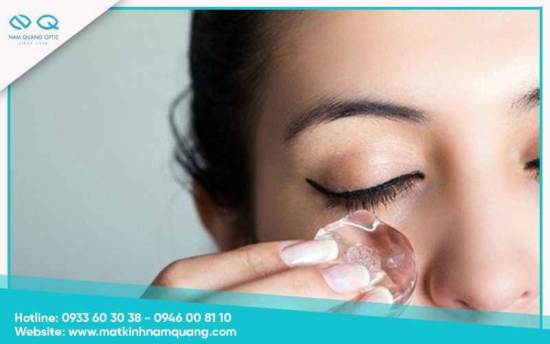 Massage kết hợp chườm lạnh cho mắt