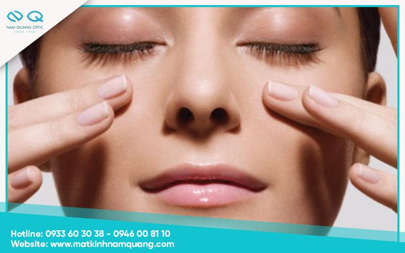 Cách massage mắt giảm cận thị