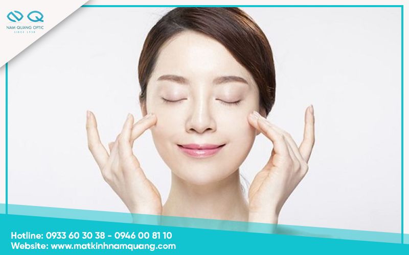 Massage mắt đúng cách giúp giảm mỡ vùng mắt