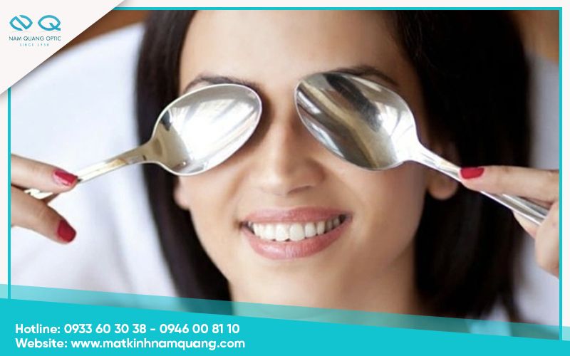 Cach-massage-mat-tai-nha-8 Massage giảm bọng mắt với thìa lạnh