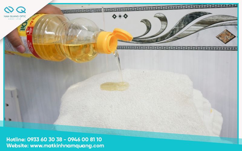 Cach-tay-keo-502-tren-kinh-3 Cách tẩy keo 502 dính trên kính bằng dầu ăn