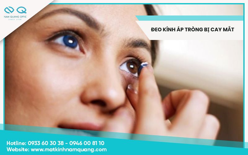 Đeo kính áp tròng bị cay mắt phải làm sao?