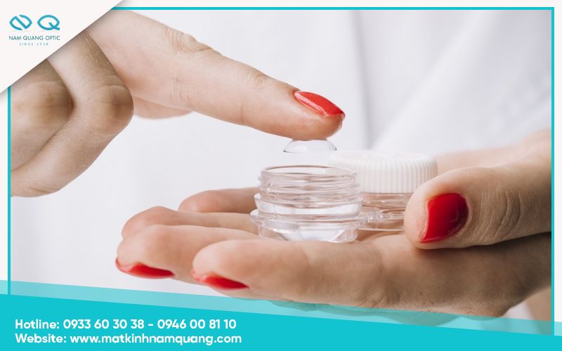 Vệ sinh kính áp tròng đều đặn