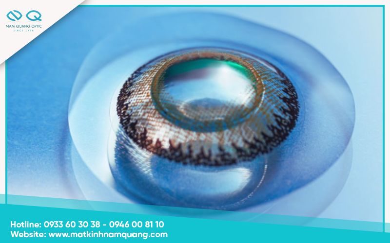 Các lưu ý quan trọng cần biết khi đeo kính áp tròng bị cay mắt