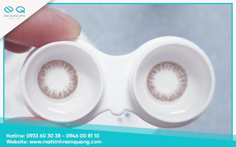 Kính áp tròng bị xước hoặc rách