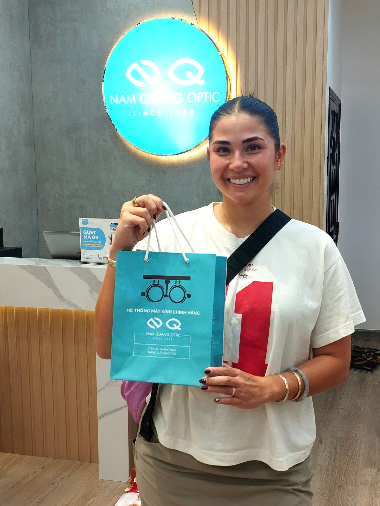 Chị Bailey Burden Mua Tròng Kính Essilor Crizal Rock