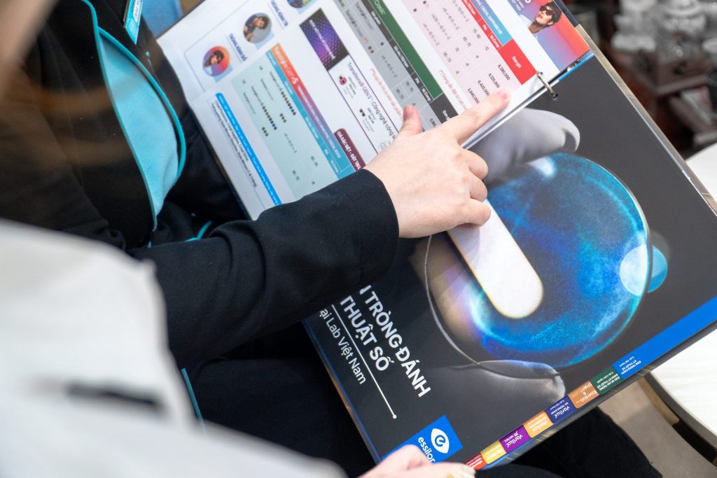 Tại sao cắt tròng kính lại phải hẹn qua ngày?