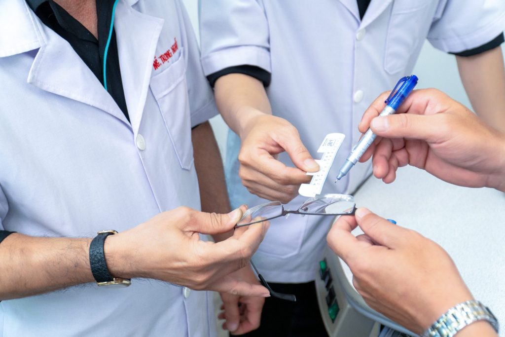 Tại sao cắt tròng kính lại phải hẹn qua ngày?