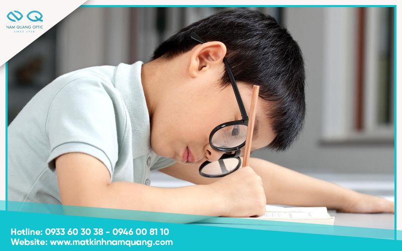 Ngồi học sai tư thế làm mắt điều tiết quá mức
