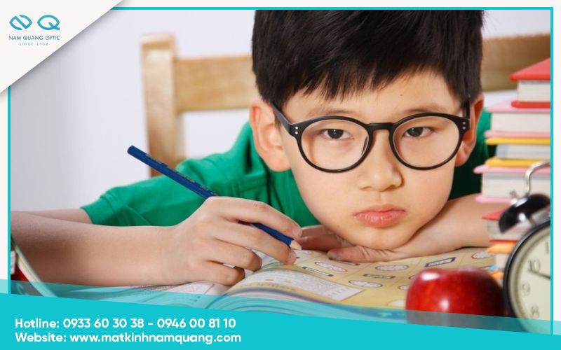 Không khám mắt định kỳ khiến cận thị tiến triển âm thầm