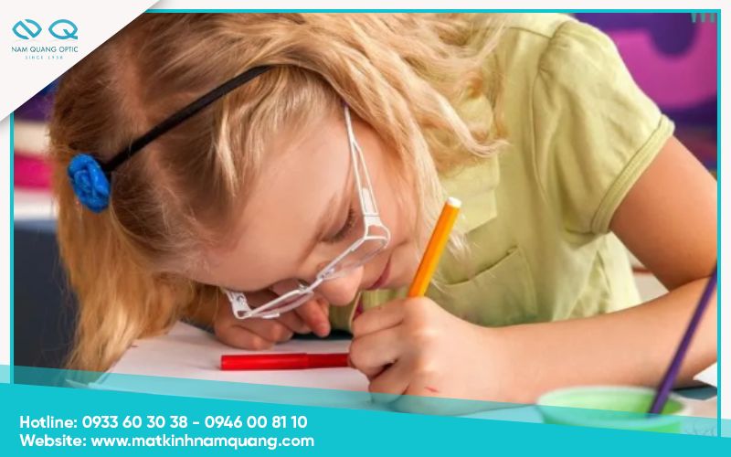 Các dấu hiệu nhận biết cận thị học đường