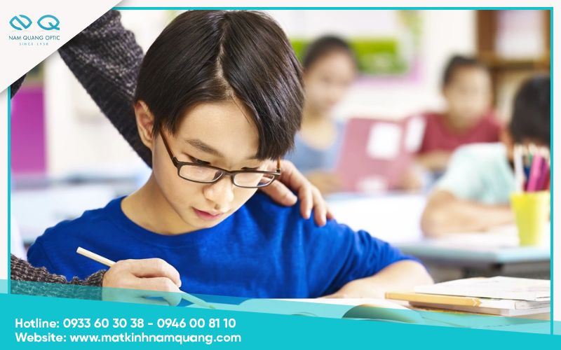 Đeo kính nhiều khiến mắt phụ thuộc