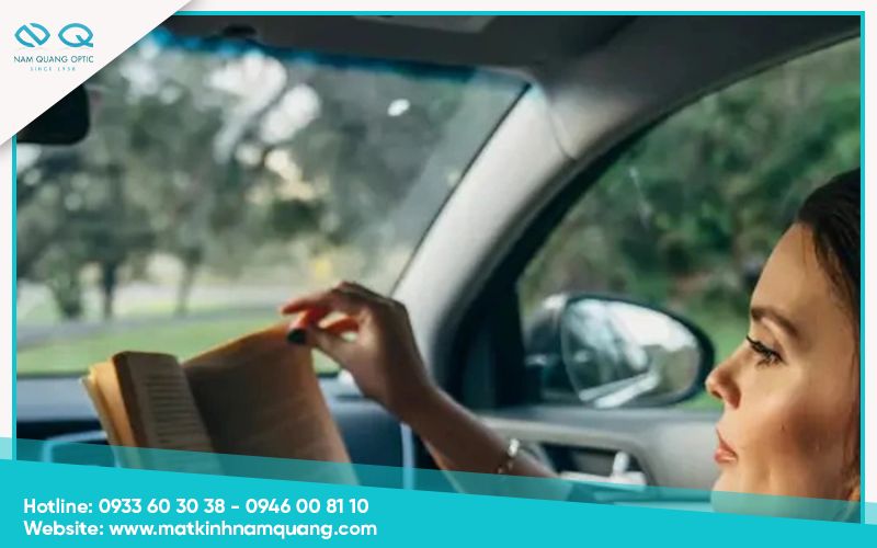 Tránh đọc sách và dùng thiết bị khi đang di chuyển