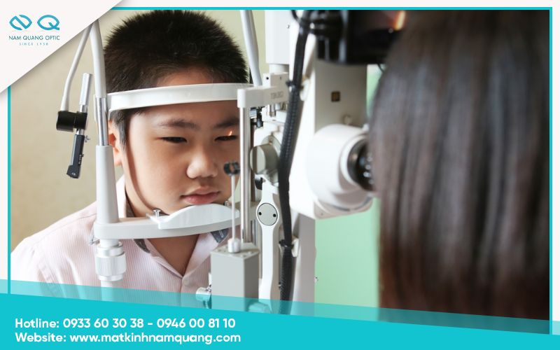 Khám mắt định kỳ để theo dõi tiến triển cận thị