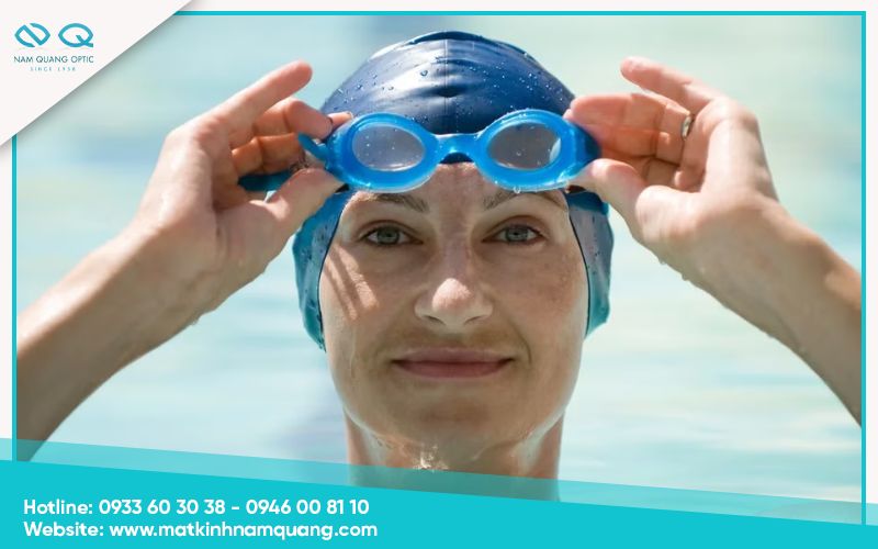 Có nên đeo kính áp tròng khi đi bơi? Tác hại đeo lens đi bơi