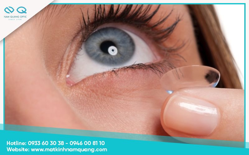 Có nên đeo kính áp tròng khi đi bơi?