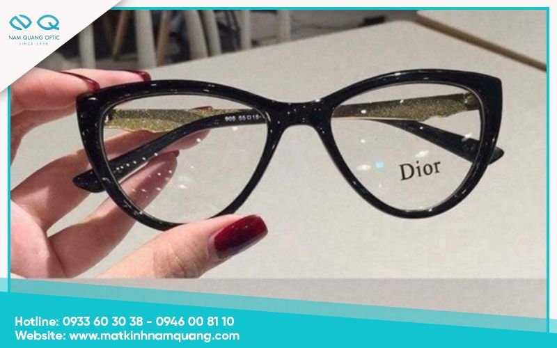 Giá gọng kính cận mắt mèo Dior và nơi mua uy tín?