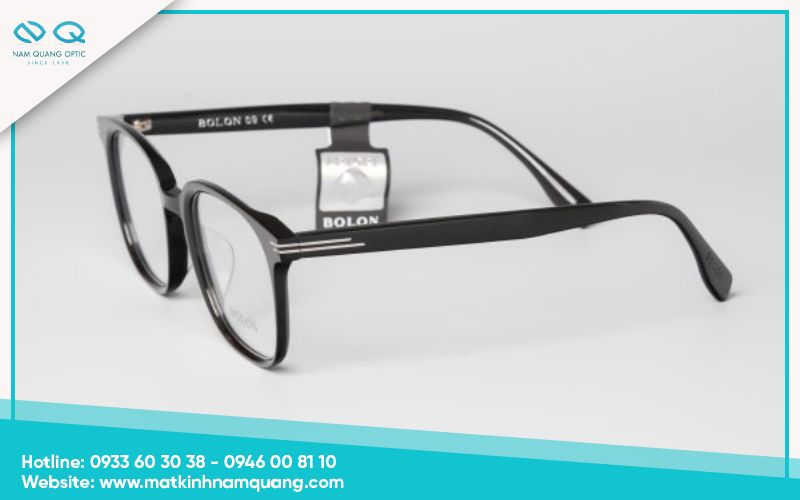 Mặt tròn nên chọn kính có màu sắc đậm