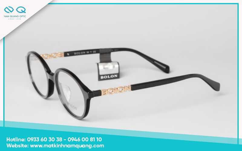 Kính cho người mặt tròn da ngăm