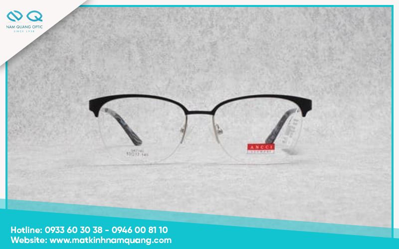 Đo độ sáng và độ thoải mái khi đeo thử kính