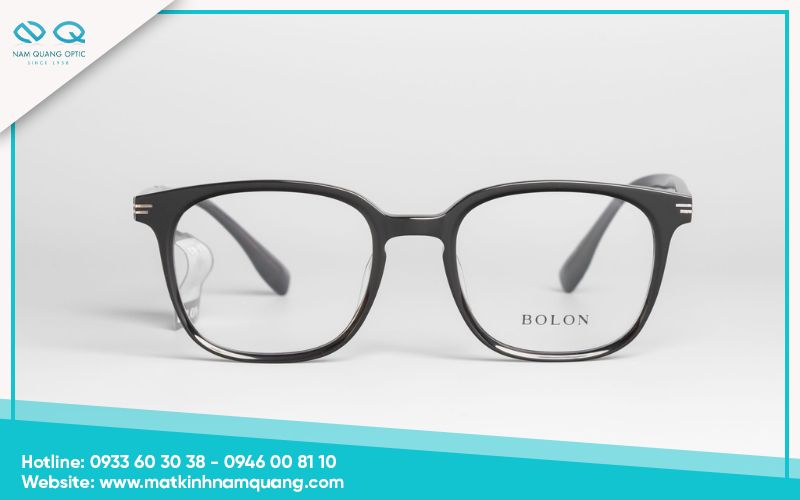 Mặt tròn đeo mắt kính hình vuông hoặc chữ nhật