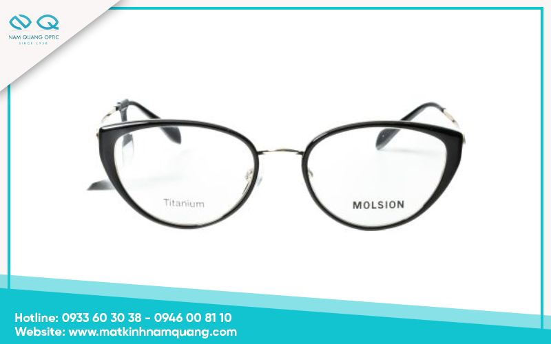 Mặt tròn nên đeo kính mắt mèo