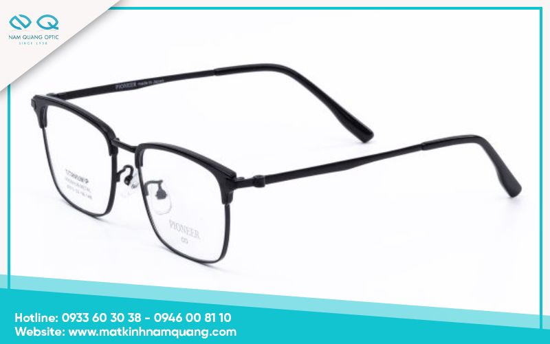 Mặt tròn nên chọn kính có dạng góc cạnh