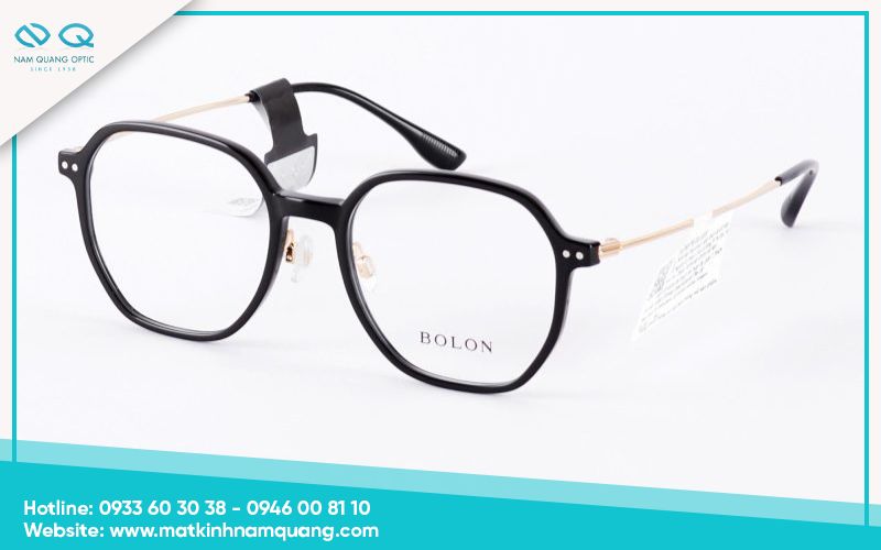 Mau-mat-kinh-tron-gong-den-6 Kính tròn gọng dày cá tính