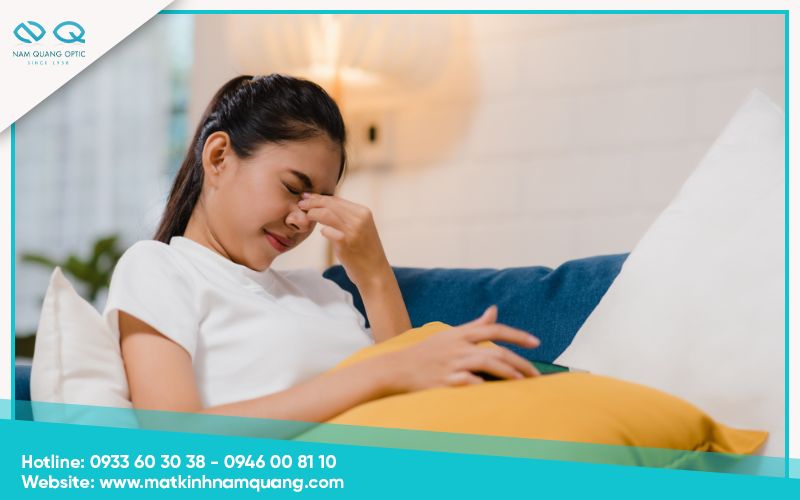 Đeo kính áp tròng qua đêm gây hại cho mắt