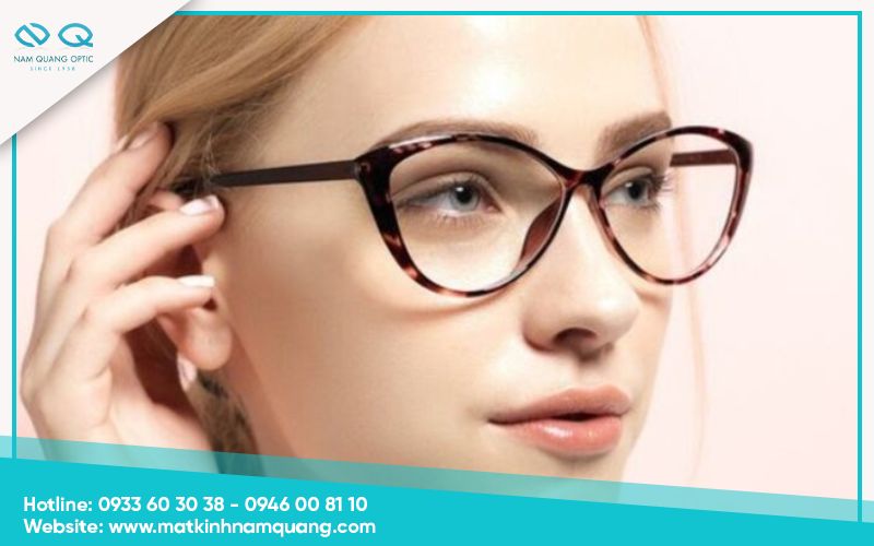 Kính mắt mèo hợp mặt nào?