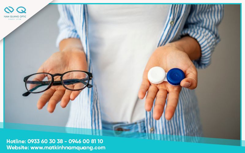 Đeo kính gọng hoặc kính áp tròng